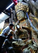 重庆工人修复观音像，无意触发秘密机关，揭开800年前的历史