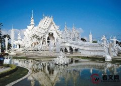 泰国白庙的拥有者、设计者、建设者，他是华裔，名叫许龙才。