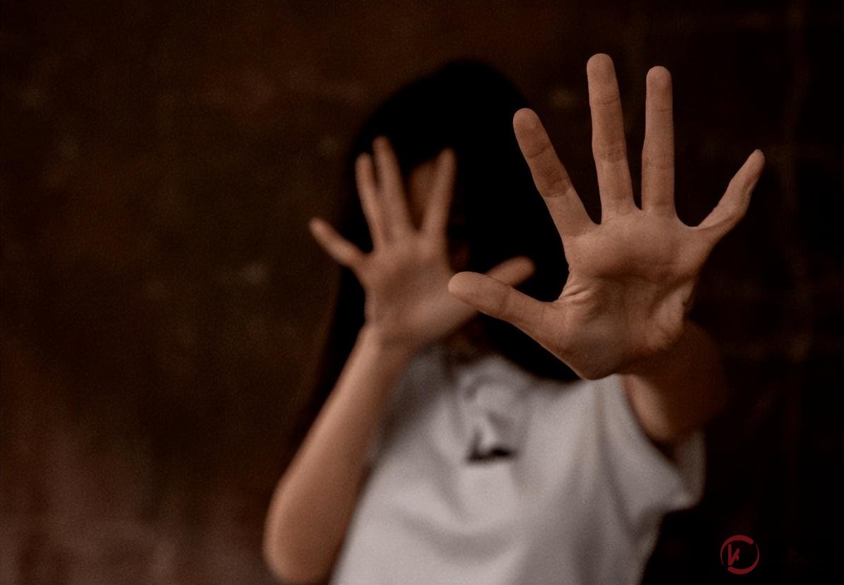 湖北一男子刚去世,妻子就被公公强奸,老汉被捕后:一家人不见外