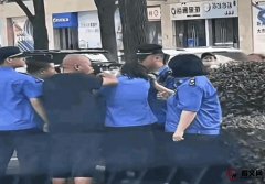 闹大了！陕西两名女城管当街互殴衣衫不整，官方回应:已开除