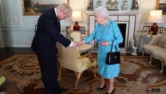 英国女王和首相谁的权力更大？