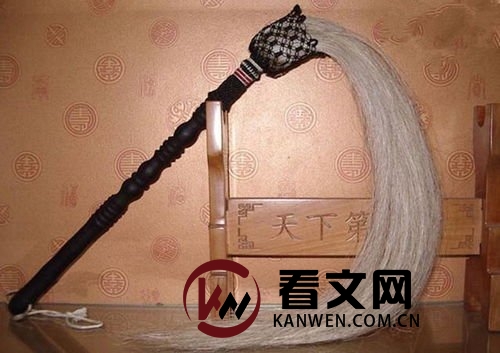 驱赶蚊蝇或扫除尘迹的工具