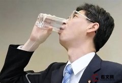 12年前“自愿”饮用核污水的日本官员，现状如何？网友：人间蒸发