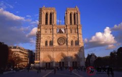 巴黎圣母院：世界上最著名的教堂之一，代表了哥特式建筑风格的巅峰之作