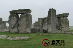 斯通亨奇巨石阵：世界上最神秘的考古遗址之一，位于英国威尔特郡的平原上