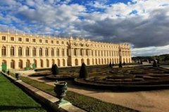 法国凡尔赛宫：该宫殿位于巴黎西南部，是法国最著名的宫殿之一