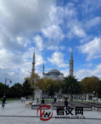 奥斯曼帝国的蓝色清真寺位于土耳其伊斯坦布尔的心脏地带，是世界上最著名的伊斯兰建筑之一