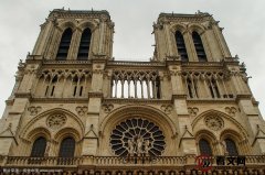 法国巴黎圣母院：世界上最著名的教堂之一，也是法国最重要的文化地标之一