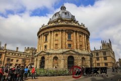 牛津大学简介：位于英国牛津市，创立于12世纪，是全球最古老的大学之一