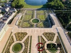 凡尔赛宫花园是法国最具代表性的宫廷花园之一，位于巴黎西南约20公里处