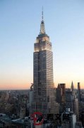 美国帝国大厦简介：位于纽约市曼哈顿岛，是一座标志性的摩天大楼，于1931年完工
