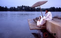 印度电影《水》梗概简介：8岁守寡，沦为宗教“性奴”，揭露童婚对印度女性的伤害