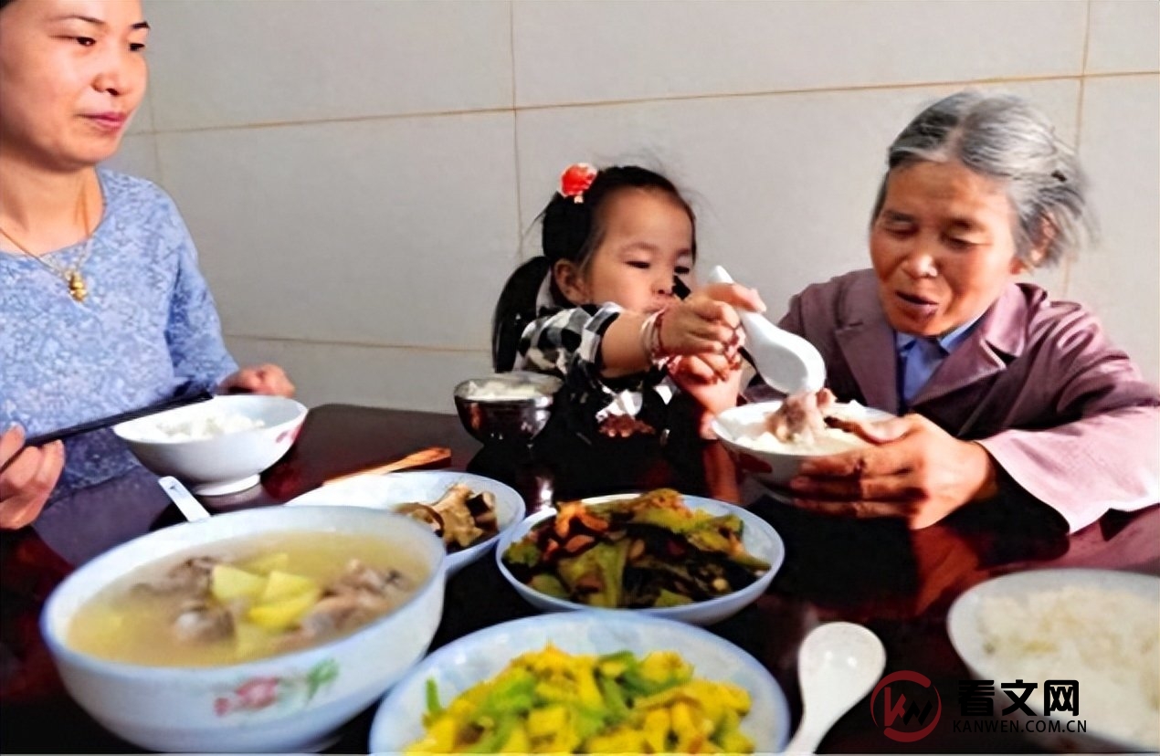 姥爷故意逗外孙“总来我家吃饭”,孩子的回答戳痛老人的心