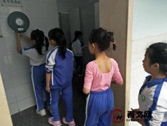 “小学生厕所社交”冲上热搜，家长怒怼：什么时间能还孩子自由？