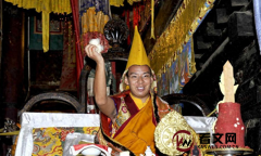 西藏未满1岁男孩坚赞诺布舌头惊现藏文，6年后被认定为转世灵童，活佛是他