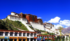 布达拉宫简介：中国西藏拉萨市的一座宏伟的宫殿，是西藏的标志性建筑之一