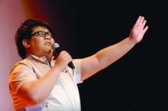 盲人歌手杨光在表演现场耍大牌，被导演怒斥：滚出娱乐圈！